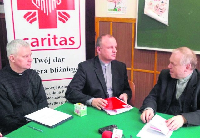 Wtorkowe spotkanie prowadzili księża Jan Jagiełka, Krzysztof Banasik i Stanisław Słowik z Caritas Diecezji Kieleckiej.