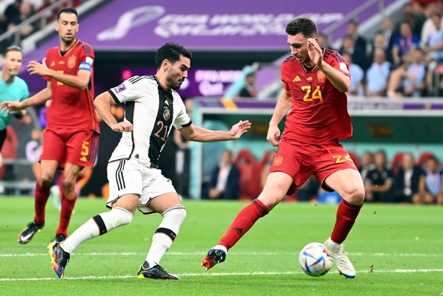 Aymeric Laporte (z prawej) walczy o piłkę z klubowym kolegą Ilkay'em Guendoganem w meczu Hiszpania - Niemcy (1:1) na mundialu 2022