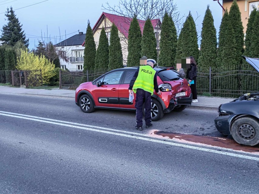Wypadek w Tarnobrzegu. W zderzeniu dwóch samochodów osobowych poszkodowana kobieta. Zdjęcia
