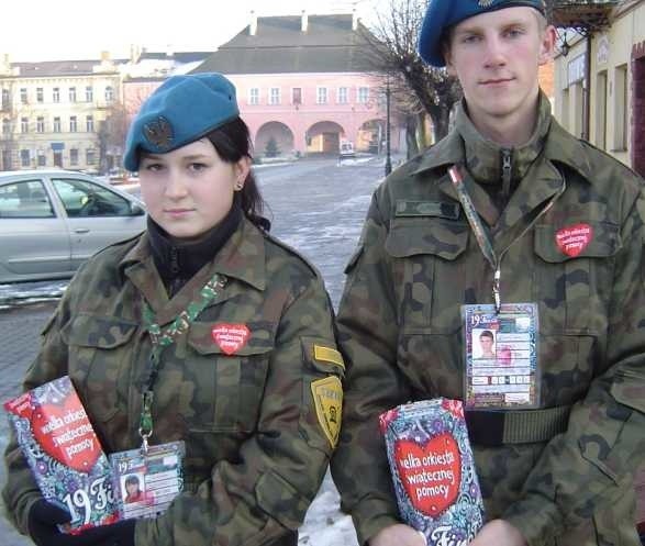 Z podopatowskiej Okaliny jako wolontariusze zgłosili się Jolanta Kasińska oraz Damian Karek. Skupiali szczególną uwagę przechodniów, gdyż są uczniami klasy o profilu wojskowym. Pieniądze dla Orkiestry zbierali w wojskowych uniformach.