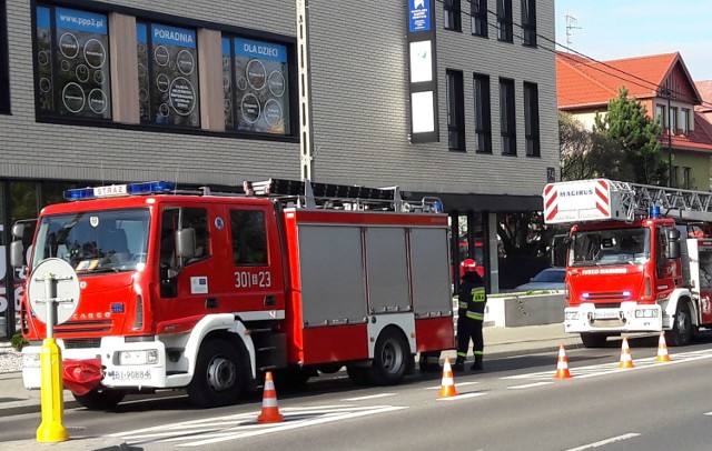Około godz. 11:00 w budynku przy ulicy Mickiewicza 74 wyczuto dym. Na miejsce skierowano 3 zastępy straży pożarnej.