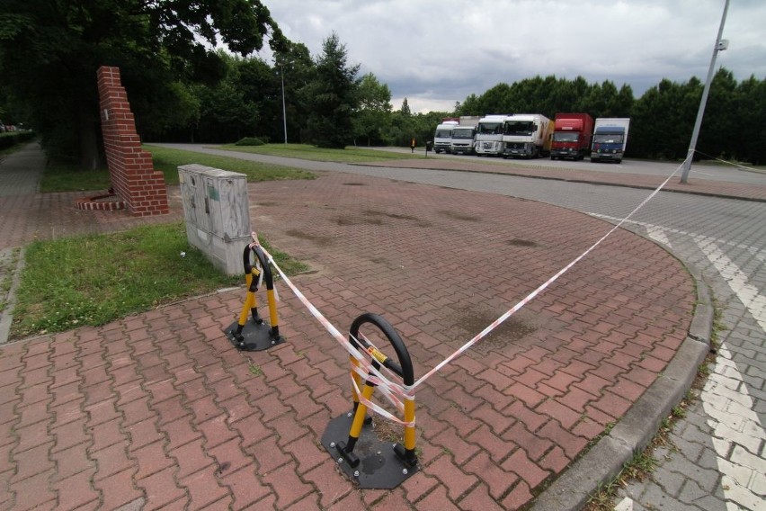 Wrocław: Połowa parkingu przy Mickiewicza zamknięta. Na pozostalej części brakuje miejsc (ZDJĘCIA)