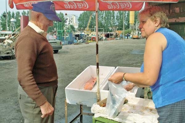 Polscy rybacy obawiają się, iż po wejściu do Unii Europejskiej nie będą mogli sprzedawać swoich ryb na portowych nabrzeżach.