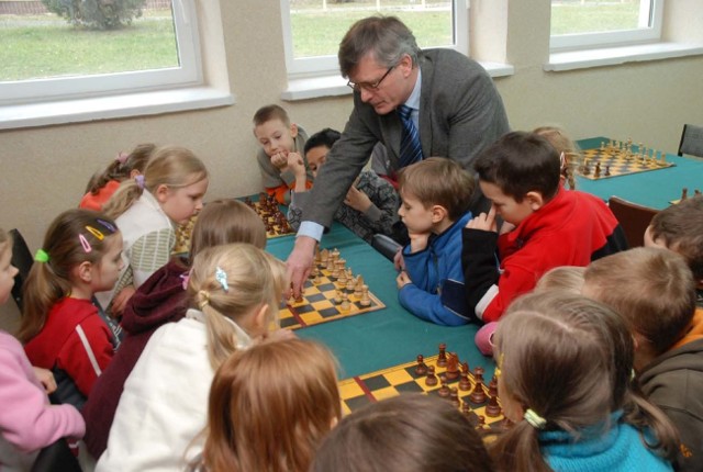 Prezes Tarnobrzeskiego Klubu Szachowego Ryszard Czajkowski, objaśnił przedszkolakom zasady gry.