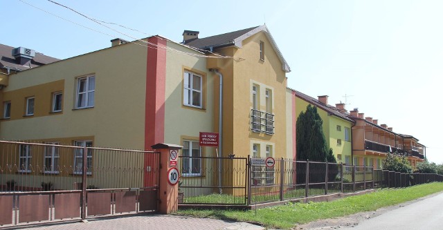 W poniedziałek w Domu Pomocy Społecznej w Krzyżanowicach przeprowadzono kolejne testy na obecność koronawirusa. Placówkę odwiedził też Waldemar Trelka, starosta radomski.