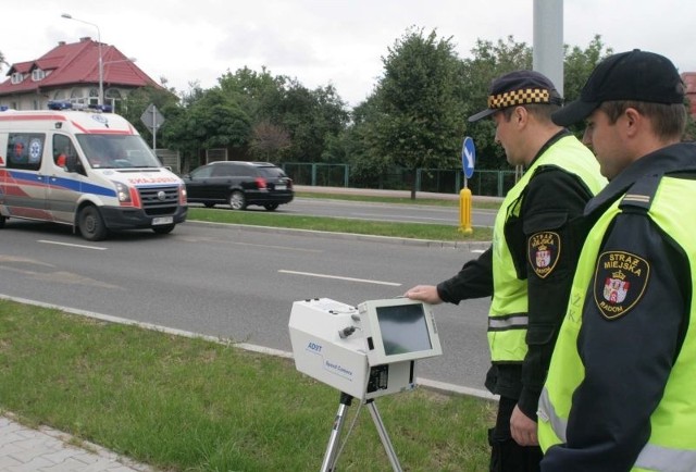 Strażnicy miejscy, po roku przymusowej przerwy, mogą z powrotem używać przenośny fotoradar do kontroli prędkości.
