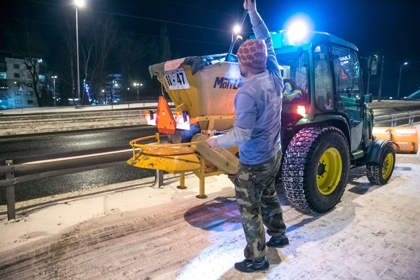 Szklanka na małopolskich drogach. Drogi zamieniły się w lodowiska [ZDJĘCIA]