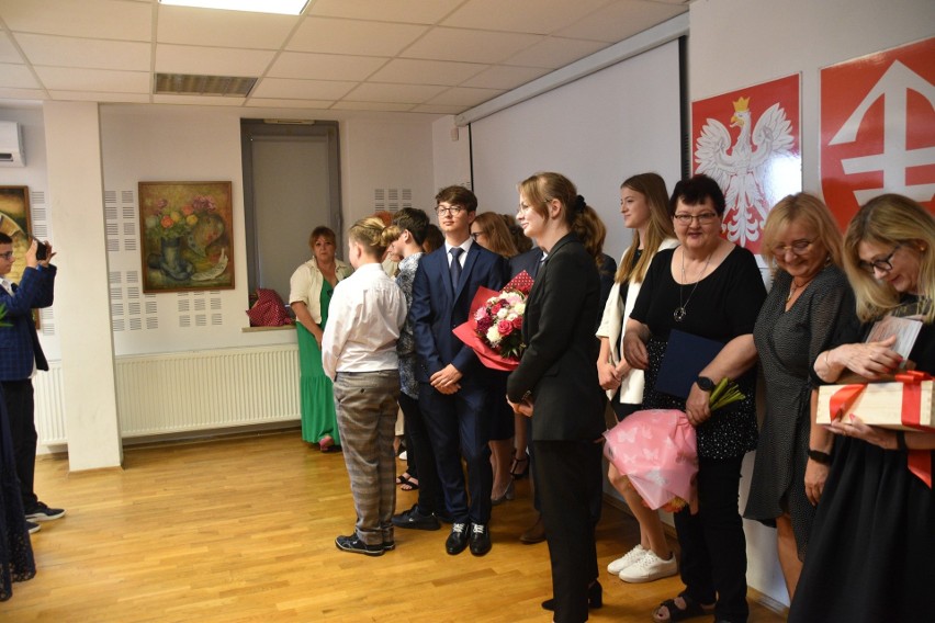 Uroczyste pożegnanie dyrektorów szkół podczas sesji Rady Miasta w Jędrzejowie. Zobaczcie zdjęcia