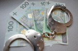 Mieszkaniec powiatu leszczyńskiego oszukał seniora na 135 tysięcy złotych. Sprawą zajęli się policjanci ze Wschowy i Leszna