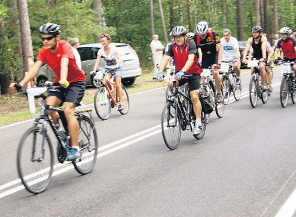 Trasa została wykonana przez firmę FDO z Leśna Górnego. Na zdjęciu obok początek rowerowej rywalizacji z okazji uroczystego otwarcia przebudowanej drogi.