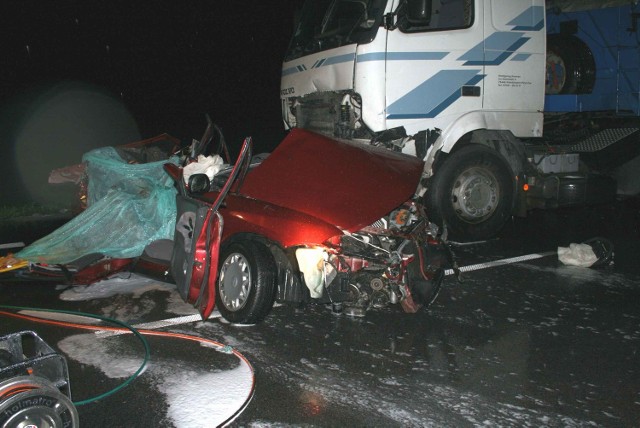 Pięcioro dorosłych mieszkańców województwa lubelskiego zginęło w wyapdku w Chustkach koło Szydłowca. Ich auto osobowe zderzyło się z tirem.
