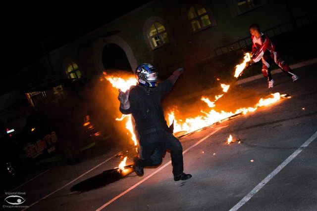 Grupa kaskaderów da w Radomiu między innymi takie, zapierające dech w piersiach pokazy z ogniem.