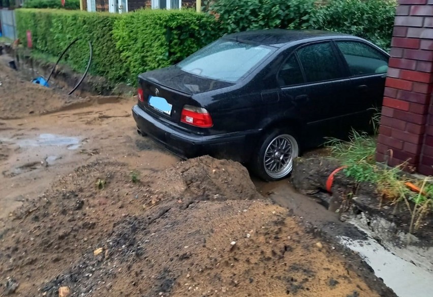 Białystok. Roboty drogowe i ulewa na Depowej. Droga zapadła...