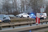 Wypadek we Wrocławiu. Mercedes zawisł na barierach. Utrudnienia przy wjeździe na AOW na węźle Północ [ZDJĘCIA]