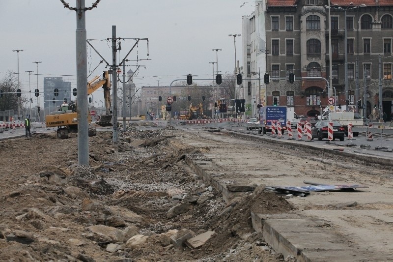 Budowa trasy W-Z: Praca całą dobę. Plac budowy przed Centralem