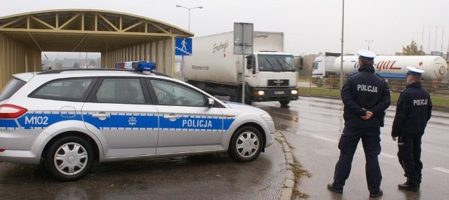 Policjanci kontrolowali ciężarówki, busy i autokary.