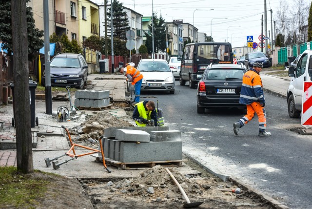 Ekipy drogowców od kilku dni pracują na ulicy Nasypowej. Zerwana już została stara warstwa asfaltu. Obecnie trwają roboty przy odnowieniu zniszczonego w tym miejscu chodnika.