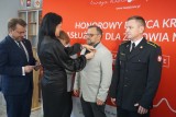 Blisko 100 mieszkańców Łódzkiego odznaczono dziś medalem Honorowy Dawca Krwi – Zasłużony dla Zdrowia Narodu. Zobacz, kto go otrzymał FILM