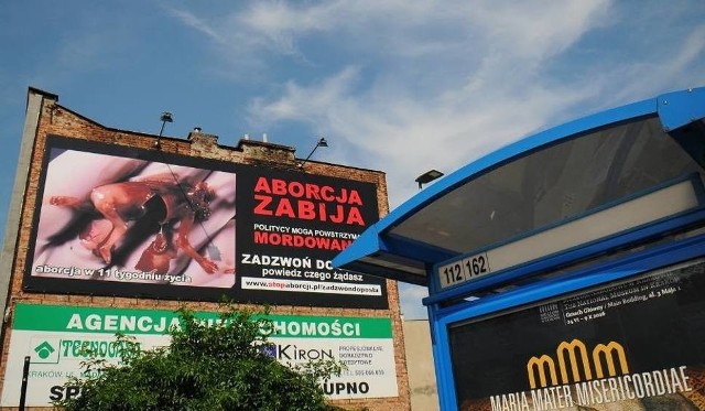 Taki plakat antyaborcyjny był wywieszony na ul. Karmelickiej w Krakowie
