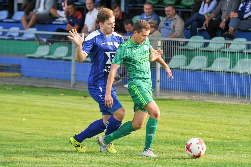 TOR Dobrzeń Wieli (zielone stroje) i Pogoń Prudnik...