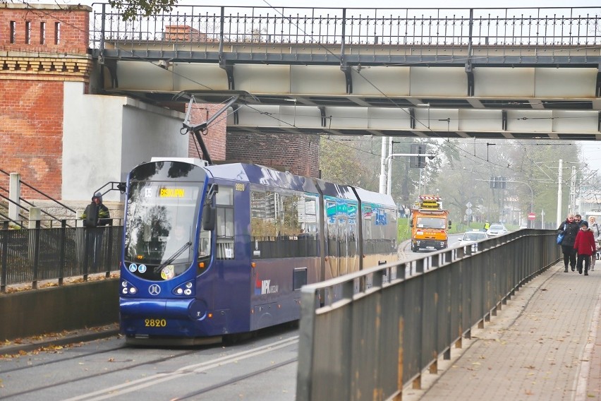 Awaria przy cmentarzu. Nie jeżdżą tramwaje, duży chaos