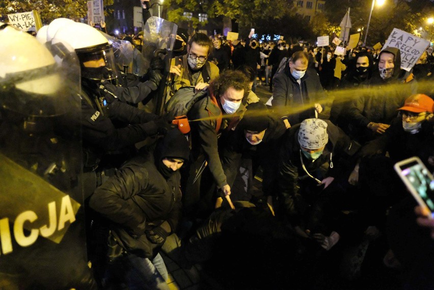 Policja wyjaśnia użycie gazu wobec protestujących w Katowicach. "Musieliśmy zainterweniować, nie było innego wyjścia"