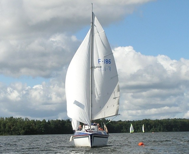 Jezioro Bobięcińskie jest dobrym akwenem do uprawiania żeglarstwa.