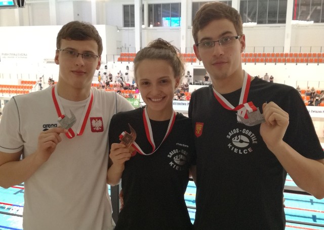 Od lewej: Dominik Bujak, Paulina Rogowska i Piotr Bujak z medalami mistrzostw Polski