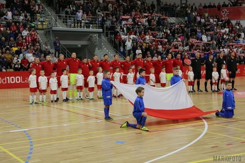 Komplet publiczności oglądał obydwa mecze futsalowych...