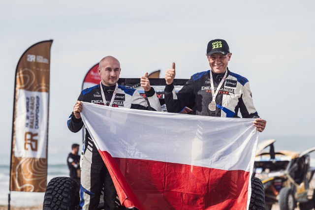 Marek Goczał i Łukasz Łaskawiec (po lewej) z Energylandia Rally Team przywieźli z Andaluzji tytuły mistrza oraz wicemistrza świata!