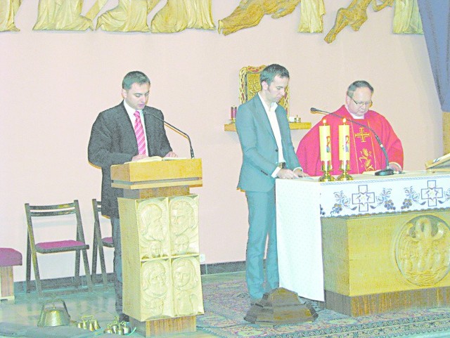 Opis Męki Pańskiej czytają ks. dr Piotr Tarlinski, Rafał Bartek i Krzysztof Warzecha.