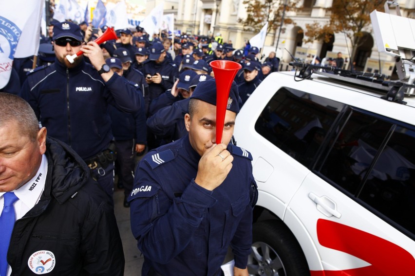 Protest policjantów w Warszawie. Mundurowi domagają się...