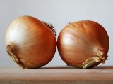 Z cebulą pod prysznic – najmodniejszy trend z TikToka. Zobacz, jak pozbyć się brzydkiego zapachu z łazienki. Shower onion rządzi w sieci