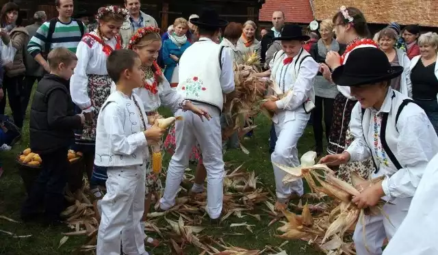 Impreza "U progu jesieni" odbywa się w skansenie w Ochli co roku. Tak bawiono się w 2013 r.