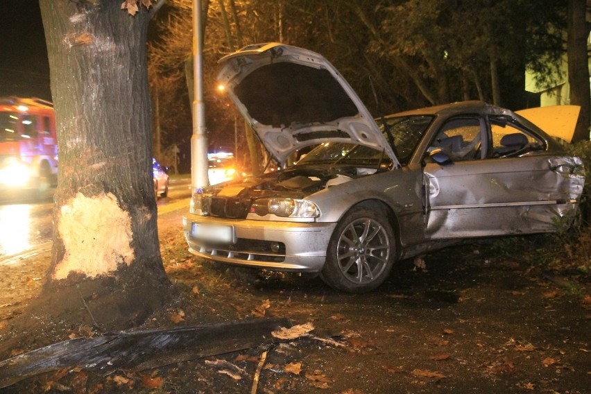 BMW uderzyło w drzewo. Kierowca jest ciężko ranny [ZDJĘCIA]