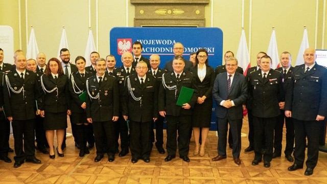 W koszalińskiej Delegaturze Zachodniopomorskiego Urzędu Wojewódzkiego przedstawiciele 9 jednostek Ochotniczych Straży Pożarnych odebrali umowy na łączną kwotę 72 tys. zł.