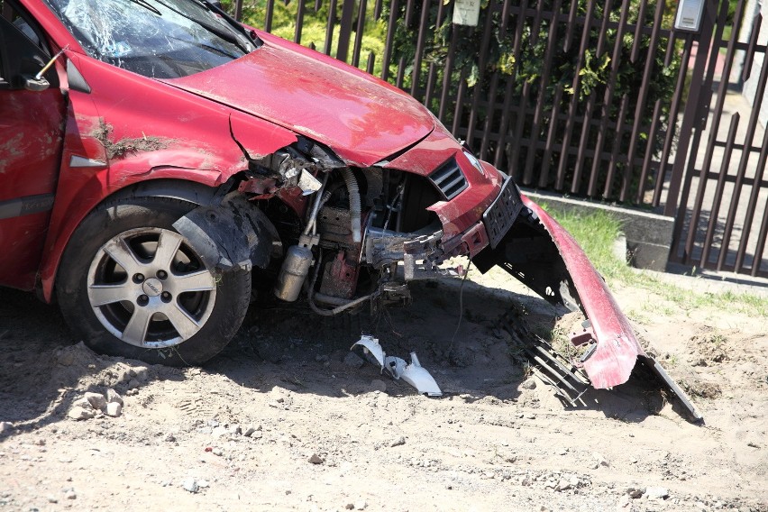 Auto omal nie ścięło latarni (zdjęcia i wideo)