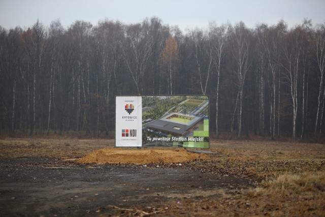 Już ponad miesiąc minął od momentu wbicia pierwszej łopaty pod nowy stadion GKS-u Katowice. Od tamtej pory niestety nie zmieniło się zbyt wiele. W ostatnich dniach rozpoczęto jednak wycinkę drzew. Czy budowa obiektu ruszy w końcu do przodu?