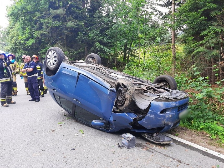 Krasne Potockie. Wypadek z udziałem toyoty yaris. Samochód dachował, kobieta w szpitalu. Zobacz zdjęcia