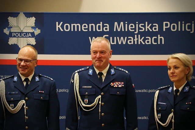 I zastępca komendanta wojewódzkiego insp. Jacek Kumpiałowski (na zdj. w środku) zarówno odchodzącemu komendantowi insp. Bartoszowi Lorenc (z lewej), jak i nowej pani komendant nadkom. Beacie Romotowskiej, życzył powodzenia oraz dalszych sukcesów