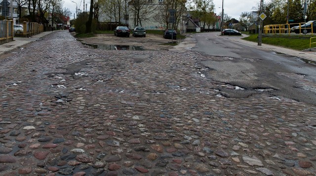 Remontowana droga jest od środy zamknięta. Będzie nieprzejezdna do 18 lipca. Prace będą prowadzone etapami. Pierwszy obejmuje odcinek od zjazdu do firmy ZETO do ul. Koszykowej. W drugim etapie prace obejmą  skrzyżowanie ul. Skorupskiej oraz Koszykowej i prowadzone będą do ul. Wiktorii. Trzeci etap to odcinek od skrzyżowania ul. Skorupskiej i Wiktorii do ul. Piasta.