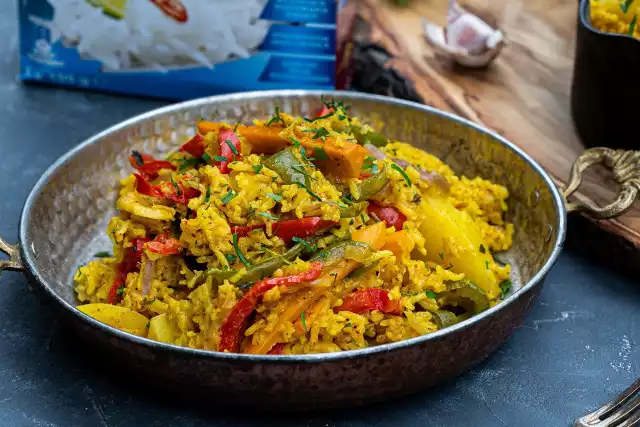 Indyjskie byriani z ryżem i warzywami to pomysł na szybki i aromatyczny obiad.