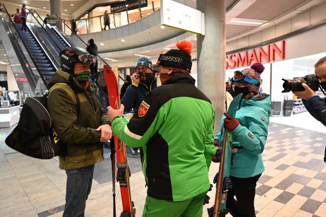 W poniedziałek, 1 lutego o godzinie 18 w galerii Korona w Kielcach narciarze ubrani w strój narciarski, z nartami i kijkami pod pachą jeździli schodami ruchomymi na znak protestu. To żartobliwa demonstracja z pytaniem czy jazda schodami ruchomymi jest bardziej bezpieczna niż wyciągiem narciarskim ? - To akcja zorganizowana w całym kraju przez instruktorów narciarstwa zrzeszonych w Polskim Związku Narciarskim  – informuje Florian Fabrycy z zarządu  Kieleckiego Towarzystwa Narciarskiego „Puch” w Kielcach. - Nasza demonstracja nikomu nie zaszkodzi. Nie rozumiemy dlaczego zdaniem rządzących jeżdżenie schodami ruchomymi w galerii handlowej, które od dzisiaj są otwarte jest bezpieczniejsze od korzystania wyciągów narciarskich działających na powietrzu, które nadal są zamknięte. Części stacji działa ale nielegalnie albo przy naginaniu prawa. Tak nie powinno być , chcemy normalnie, zgodnie z prawem korzystać ze stacji narciarskich. Liczymy,  że ktoś w rządzie zauważy żartobliwą demonstrację i zastanowi się nad swoimi decyzjami - dodaje Fabrycy. W województwie świętokrzyskim czynne są  cztery stacje narciarskiej w Bałtowie, Krajnie, Tumlinie i Kielcach na Telegrafie. Zobaczcie na kolejnych zdjęciach co działo się na schodach ruchomych w galerii Korona w Kielcach