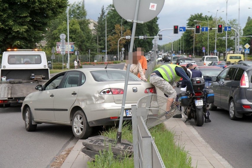 Wrocław: Wypadek na Brucknera. Ciężarówka zepchnęła seata na barierki (ZDJĘCIA)