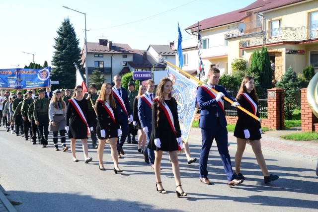 Korowód przeszedł z kościoła Matki Bożej Wspomożenia Wiernych do Zespołu Szkół w Połańcu.