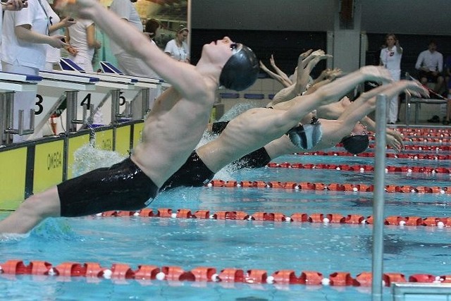 Start do finałowego wyścigu na 200 m st. grzbiet. 15-latków. Jarosław Bartoszek z MKP Słowianki Gorzów Wlkp. (drugi od lewej) przypłynął na metę jako ósmy,