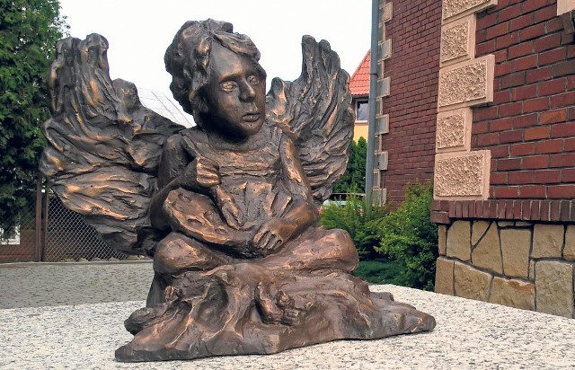 Anioł malarz to druga figurka w kolekcji aniołów. Dostał swoje miejsce na postumencie, po lewej stronie budynku urzędy gminy. Wkrótce ogłoszony będzie konkurs na jego imię