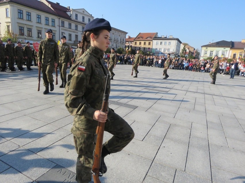 Klasy wojskowe ZDZ zaprezentowały się na pl. Jana Pawła II w...