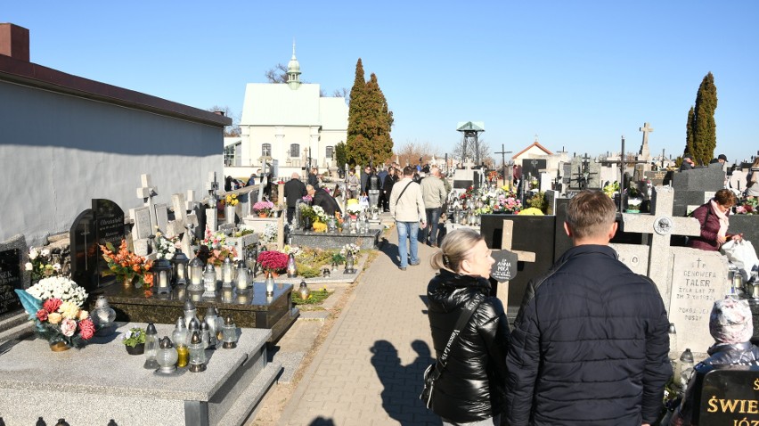 Wszystkich Świętych 2021 na cmentarzu w Końskich....