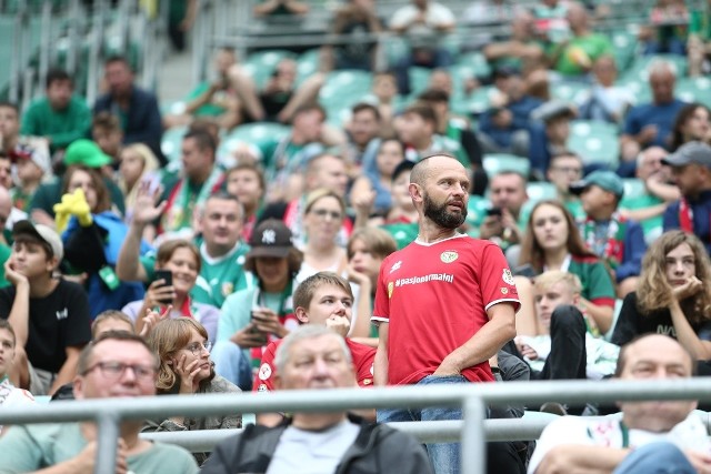 ŚLĄSK WROCŁAW - RAKÓW CZĘSTOCHOWA 1:4 [ZDJĘCIA KIBICÓW 28.08.2022]. Blisko 12 tys. osób oglądało mecz Śląska z Rakowem na Tarczyński Arena. Kibice zatem dopisali, ale niestety nie wracali do domów w dobrych nastrojach. Byłeś na meczu? ZNAJDŹ SIĘ NA ZDJĘCIACH!WAŻNE! Do kolejnych zdjęć przejdziesz za pomocą gestów na telefonie lub strzałek obok.